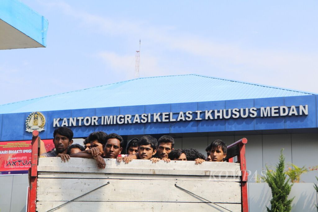 ILUSTRASI-Imigran gelap asal Bangladesh dibawa untuk ditempatkan di Rumah Detensi Imigrasi Medan, Sumatera Utara, Rabu (6/2/2019). 
