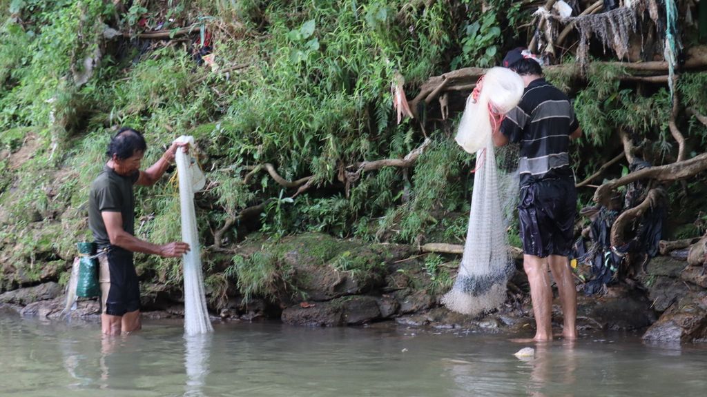 Warga di Kabupaten Bogor masih memanfaatkan sungai sebagai sumber kehidupan karena vegetasi dan lingkungan Sungai Ciliwung yang belum tercemar. Tampak dua warga sedang mencari ikan, Selasa (10/11/2020).