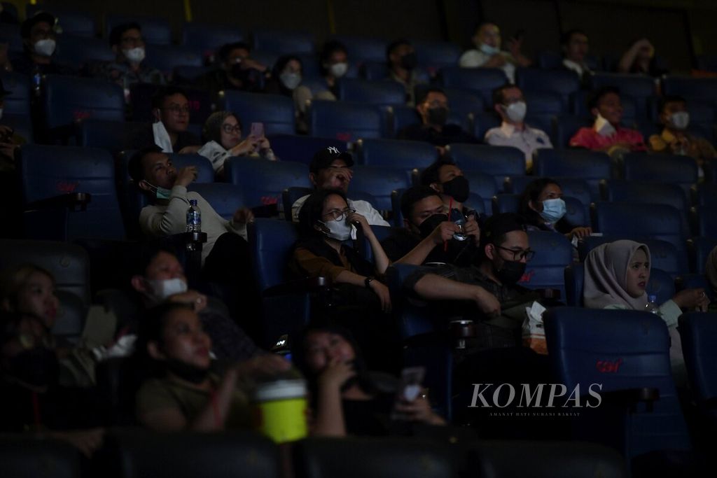 Suasana di dalam salah satu gedung teater yang tengah memutar film horor di bioskop CGV Grand Indonesia, Jakarta, Kamis (4/8/2022). 