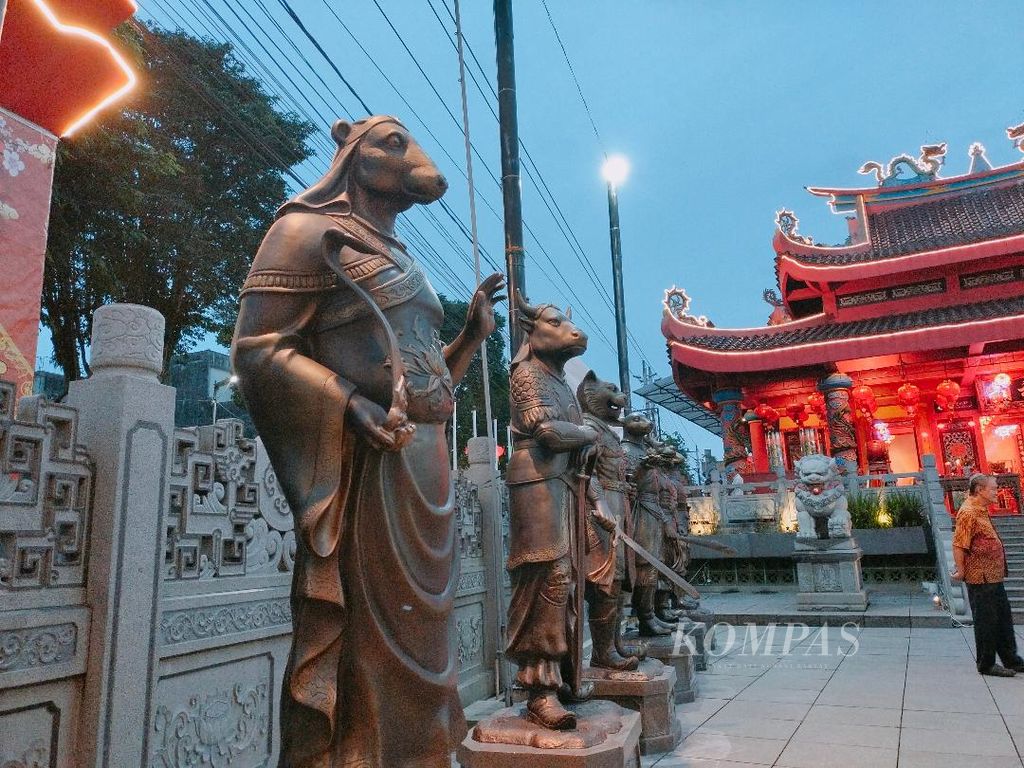 Pemandangan patung-patung simbol shio diterpa temaram sinar senja di halaman Tempat Ibadat Tri Dharma (TITD) Liong Hok Bio, Kota Magelang, Senin (11/3/2024) petang.