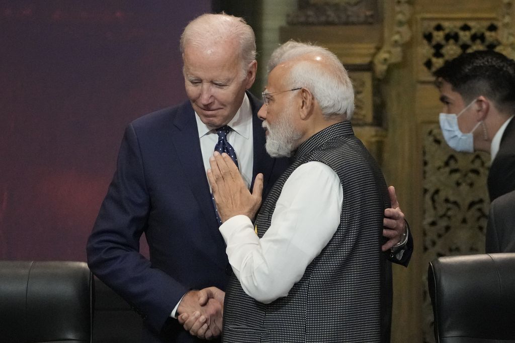 Presiden Amerika Serikat Joe Biden (kiri) berbincang dengan Perdana Menteri India Narendra Modi saat pembukaan KTT G20 Indonesia 2022 di Nusa Dua, Bali, Selasa (15/11/2022).