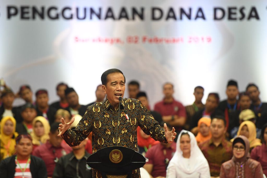 Presiden Joko Widodo memberikan arahan kepada pendamping desa saat Sosialisasi Prioritas Penggunaan Dana Desa 2019, di Surabaya, Jawa Timur, Sabtu (2/2/2019). 