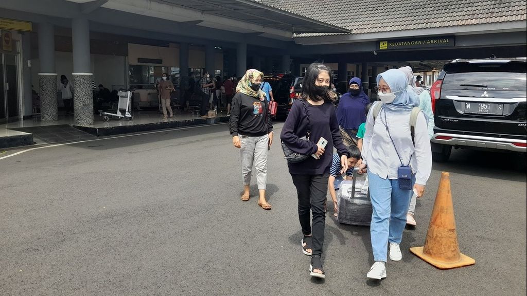 Penumpang dari Jakarta keluar dari Terminal Kedatangan Bandara Abdulrachman Saleh, Malang, Jawa Timur, tiga hari sebelum Lebaran, Jumat (29/4/2022).