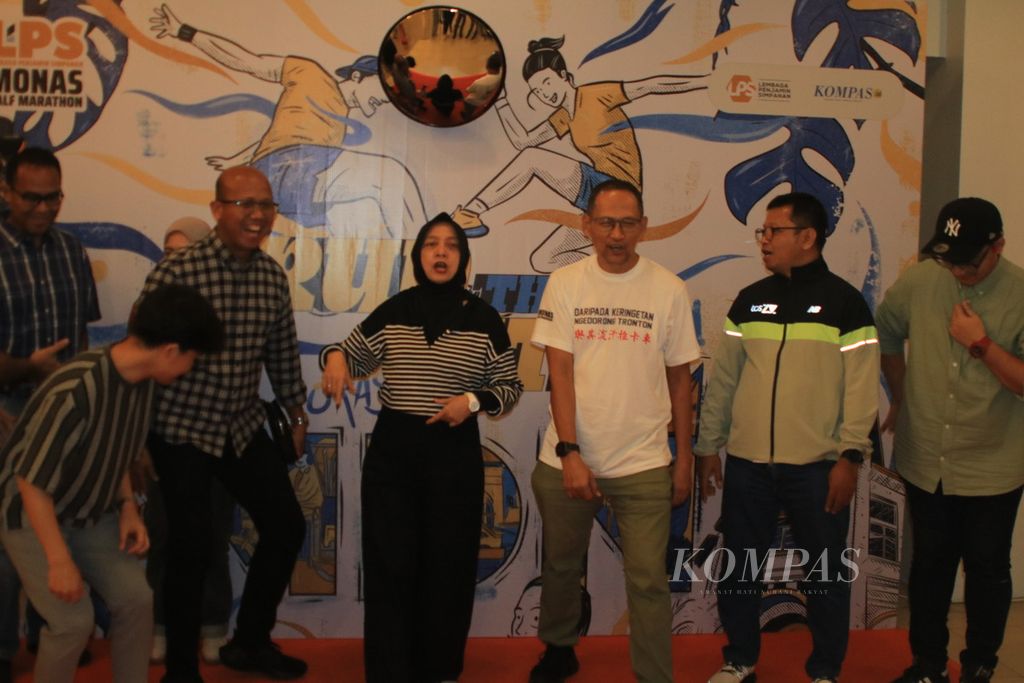 Deputy Chairman of the Board of Commissioners of the Deposit Insurance Corporation (fourth from the right) and Head of the Preparation Office for the Implementation of the LPS Banking Restructuring and Institutional Relations Program Hermawan Wibowo pose for a photo while taking the <i>race pack </i>Run The City Medan, North Sumatra, Saturday (4/ 5/2024). Run The City is a series of events from the 2024 LPS Monas Half Marathon which will be held in Jakarta, Sunday (30/62024).