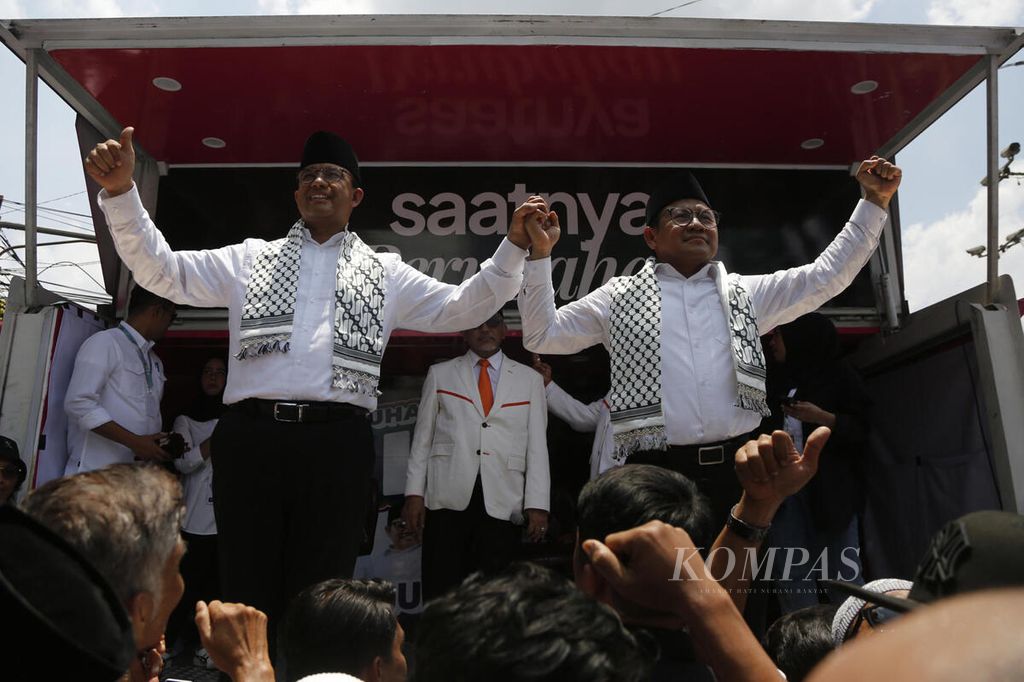 Pasangan Anies Baswedan dan Muhaimin Iskandar berorasi di depan pendukungnya seusai mendaftar sebagai pasangan calon presiden dan wakil presiden pada Pemilu 2024 di KPU, Jakarta, Kamis (19/10/2023). 