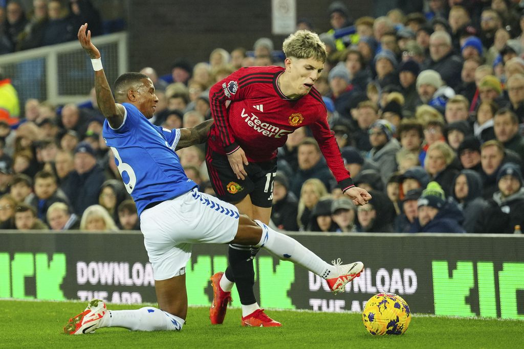 Penyerang Manchester United, Alejandro Garnacho, ditekel bek Everton Ashley Young saat laga Liga Inggris, 26 November 2023. Garnacho akan kembali menjadi andalan MU di Liga Champions.