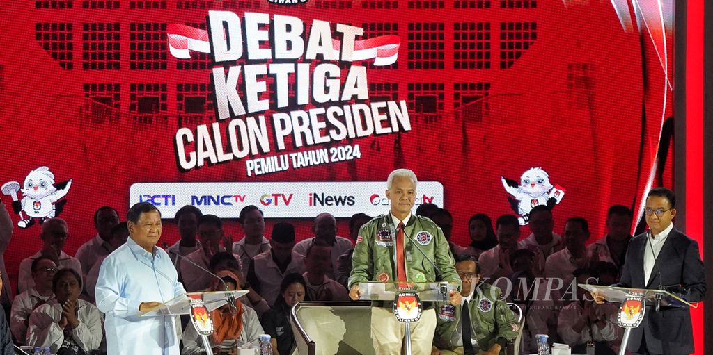Tiga calon presiden, yaitu Prabowo Subianto (kiri), Ganjar Pranowo (tengah), dan Anies Baswedan (kanan), dalam Debat Calon Presiden Pemilu 2024 Putaran Ketiga di Istora Senayan, Gelora Bung Karno, Jakarta, Minggu (7/1/2024). 
