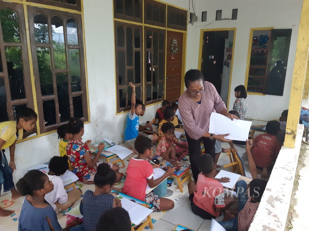 Aktivitas belajar di Rumah Belajar EGAD Kairos d Jalan Tanjung Dovior, Kelurahan Klabulu, Distrik Malaimsimsa, Kota Sorong, Papua Barat Daya, Selasa (4/4/2023).