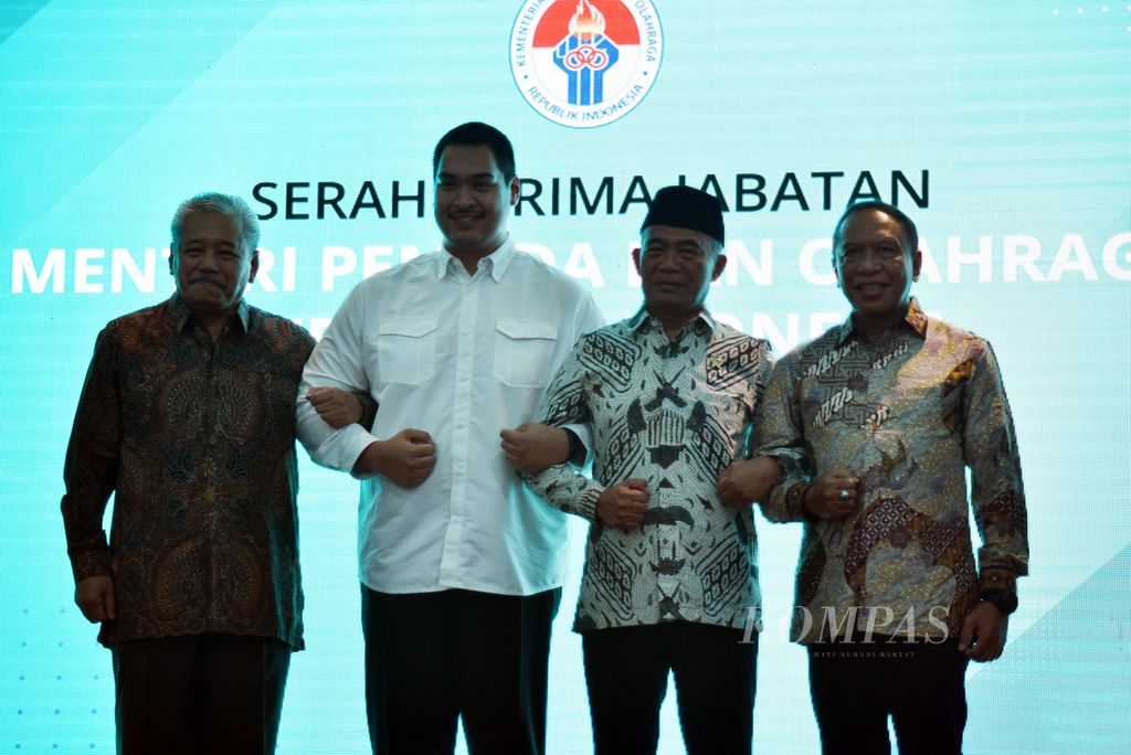 Menteri Pemuda dan Olahraga yang baru, Dito Ariotedjo (kiri kedua) berfoto bersama mantan Menpora Hayono Isman (paling kiri), mantan Plt Menpora Muhadjir Effendy (kanan kedua), dan mantan Menpora Zainudin Amali (paling kanan) usai Serah Terima Jabatan di Kantor Kemenpora, Jakarta, Selasa (4/4/2023). 