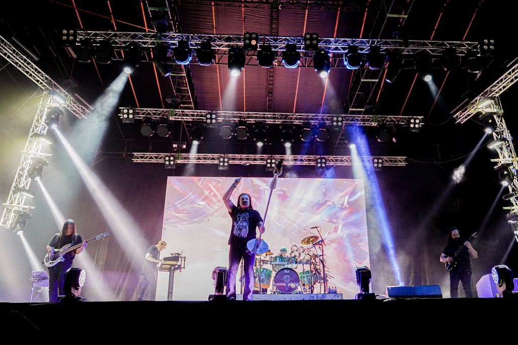 Band Dream Theater  ketika berpentas di Allianz Ecopark, Ancol, Jakarta Utara, Jumat (12/5/2023). Ini adalah kunjungan kelima band progresif rock tersebut ke Indonesia dalam 11 tahun terakhir.