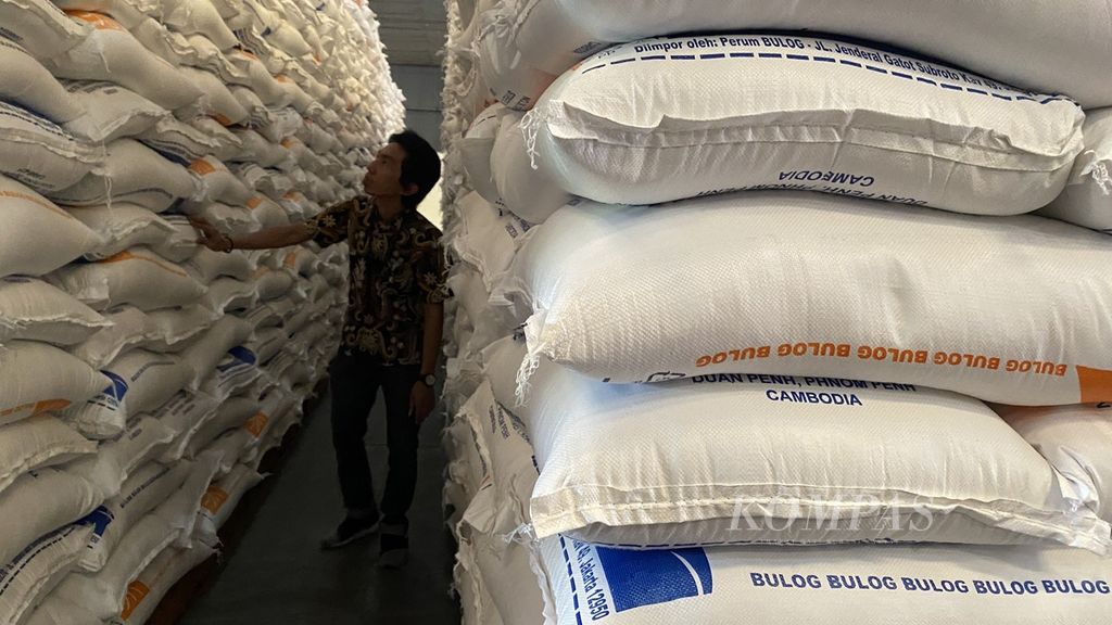 Petugas mengecek beras-beras impor dari Kamboja yang tiba di Gudang Bulog Randugarut, Kota Semarang, Jawa Tengah, Kamis (2/11/2023). Pemerintah mengimpor 10.000 ton beras dari Kamboja. Dari jumlah tersebut, sebanyak 7.000 ton masuk melalui Pelabuhan Tanjung Emas Semarang, Jateng. Adapun 3.000 ton lainnya masuk ke Pelabuhan Belawan, Sumatera Utara.