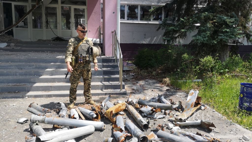 Prajurit Ukraina menunjukkan rudal Rusia yang menghancurkan bangunan di daerah Saltivka, Kota Kharkiv, Ukraina, Senin (4/7/2022). Daerah ini sekarang ditinggalkan warga sipil karena dianggap masih berbahaya. 