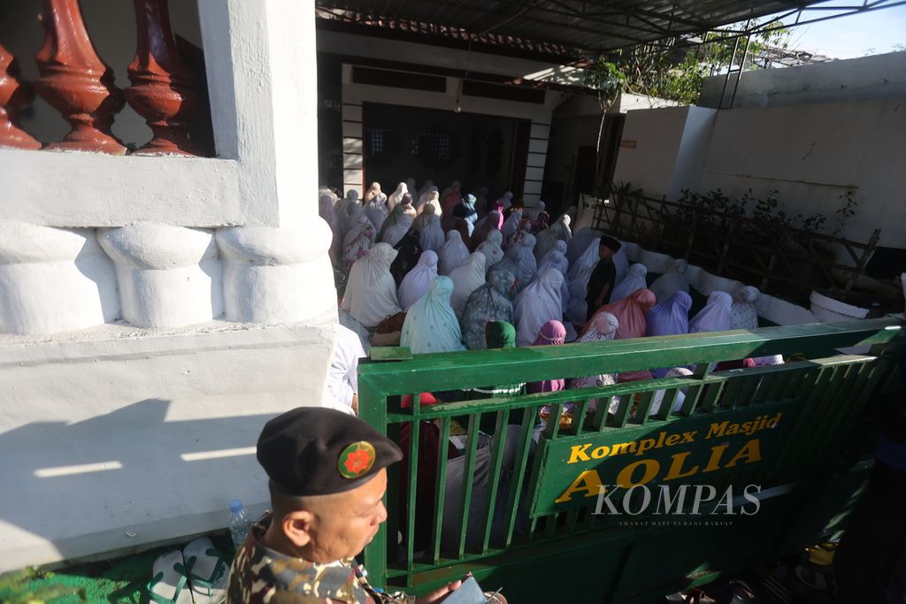 Warga yang tergabung dalam Jemaah Masjid Aolia menunaikan Salat Idul Fitri 1445 Hijriah di Desa Giriharjo, Panggang, Kabupaten Gunungkidul, DI Yogyakarta, Jumat (5/4/2024). 