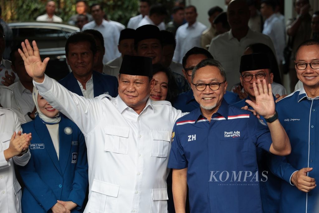 Ketua Umum Partai Gerindra Prabowo Subianto (kiri) dan Ketua Umum Partai Amanat Nasional (PAN) Zulkifli Hasan menyapa wartawan seusai menggelar konferensi pers di kediaman Prabowo, di Jalan Kertanegara, Jakarta, Sabtu (8/3/2023). 
