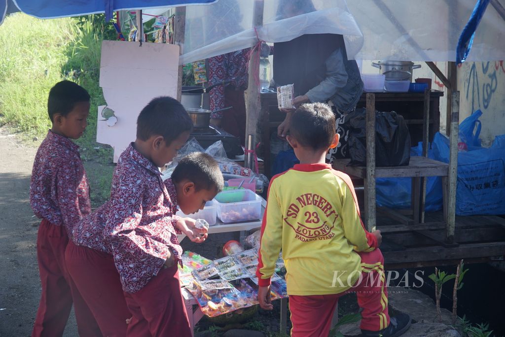 Siswa berbelanja saat jam istirahat di depan SD Negeri 23 Lolong, Kecamatan Padang Utara, Kota Padang, Sumatera Barat, Kamis (13/7/2023). 