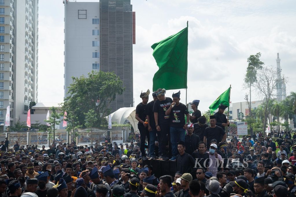 Ribuan warga berdemonstrasi di depan Kantor Badan Pengusahaan Batam, Kepulauan Riau, Rabu (23/8/2023). Mereka menolak rencana penggusuran perkampungan adat di Pulau Rempang.