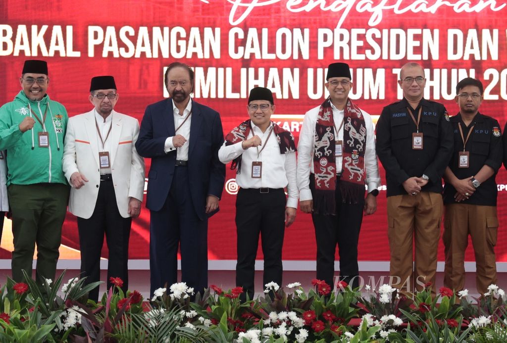 Bakal calon presiden dan bakal calon wakil presiden Anies Baswedan (tiga dari kanan) dan Muhaimin Iskandar (tengah) berfoto bersama seusai melakukan pendaftaran di Gedung KPU, Jakarta, Kamis (19/10/2023). 