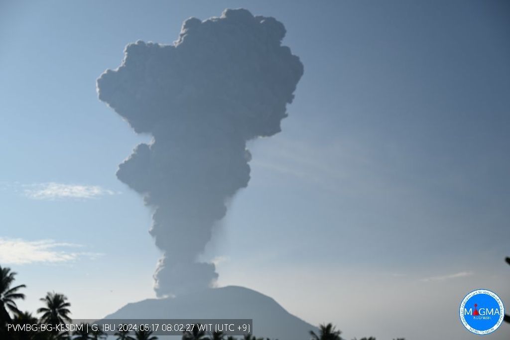 Lontaran abu vulkanik setinggi 5.000 meter dari kawah Gunung Ibu yang tampak dari Pos Pengamatan Gunung Api Ibu, Halmahera Barat, Maluku Utara, Jumat (17/5/2024).