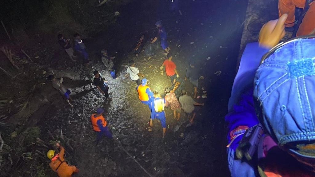 Tim SAR gabungan mengevakuasi korban yang terjebak dalam lubang masuk atau <i>manhole</i> tongkang pengangkut batubara di perairan Sungai Barito, Kalimantan Selatan, Jumat (2/6/2023) malam. Tiga korban ditemukan tewas terjebak dalam<i> manhole</i> tongkang saat melakukan pembersihan tongkang.