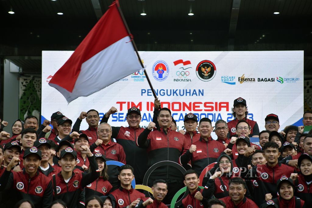 Para atlet dari beberapa cabang olahraga berpose bersama sejumlah pejabat, terutama Menteri Pemuda dan Olahraga Dito Ariotedjo, seusai upacara pengukuhan kontingen Indonesia untuk SEA Games Kamboja 2023 di Kantor Kemenpora, Jakarta, Selasa (2/5/2023). Kontingen ”Merah Putih” berjumlah 884 orang, yang terdiri dari 599 atlet, 230 pelatih dan ofisial, serta 55 tim <i>headquarter</i> dan pendukung. Mereka akan berpartisipasi dalam 31 cabang olahraga dari total 36 cabang dengan harapan bisa meraih setidaknya 60 emas untuk membawa Indonesia menempati urutan ketiga klasemen akhir perolehan medali. 