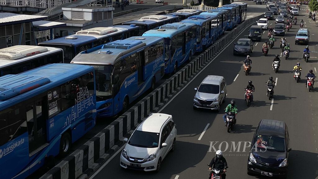 Puluhan bus transjakarta melakukan transit di Halte Bus Transjakarta Harmoni, Jakarta Pusat, Jumat (2/7/2021). Saat penerapan pemberlakuan pembatasan kegiatan masyarakat (PPKM) darurat di wilayah Jawa dan Bali pada 3 hingga 20 Juli, kapasitas maksimum angkutan umum hanya diperbolehkan sebesar 70 persen. Sementara itu, operasional kendaraan umum tidak ada perubahan, tetapi harus dilaksanakan dengan penerapan protokol kesehatan lebih ketat.
