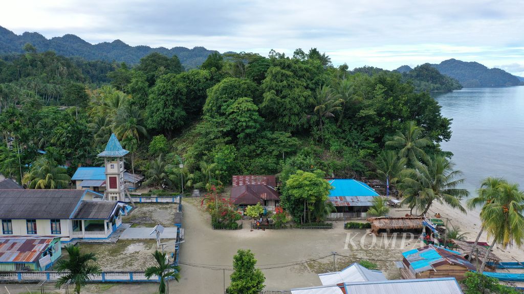 Suasana kawasan permukiman di Kampung Yensner, Teluk Mayalibit, Raja Ampat, Papua Barat, Kamis (3/6/2021). 