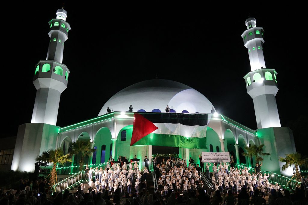 Umat Islam di Brasil merayakan permulaan bulan Ramadhan dan menunjukkan dukungan bagi Palestina di depan Masjid Omar Ibn Al-Khatab di Foz do Iguacu, Negara Bagian Parana, Sabtu (9/3/2024).