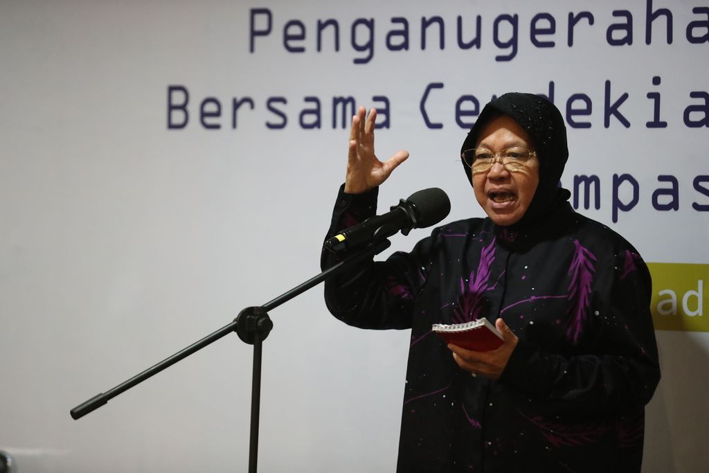 Menteri Sosial Tri Rismaharini menyampaikan sambutan dalam acara penganugerahan Cendekiawan Berdedikasi <i>Kompas</i> 2023 di Gedung Kompas Gramedia, Jakarta, Rabu (28/6/2023). 