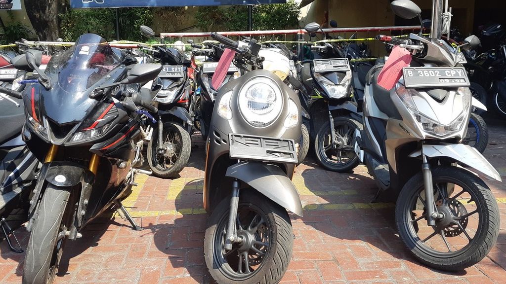 Puluhan motor yang disita dari komplotan pencurian motor yang ditangkap Polsek Tambora, Jakarta Barat seperti ditunjukkan Senin (8/8/2023).