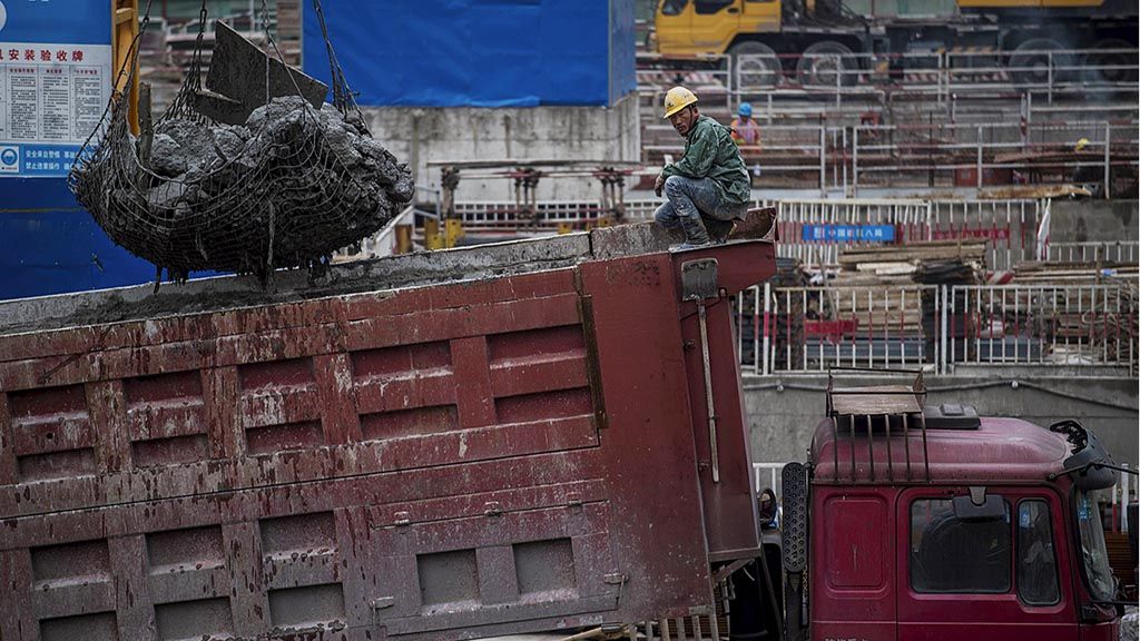 Pekerja konstruksi beristirahat di atas truk pada lokasi pembangunan gedung tinggi di Shanghai, China, Minggu  (5/3). Beijing mengumumkan proyeksi pertumbuhan tahun ini 6,5 persen. 