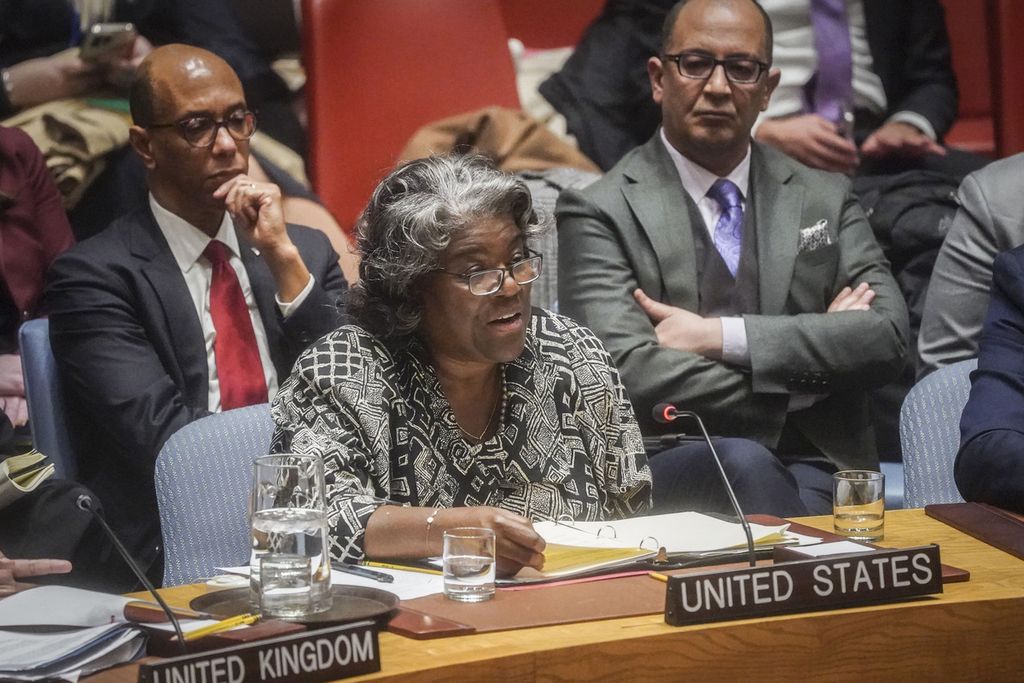 Duta Besar AS untuk Perserikatan Bangsa-Bangsa (PBB) Linda Thomas-Greenfield (tengah) menyampaikan pidato di hadapan Dewan Keamanan PBB terkait perang Israel-Hamas, 11 Maret 2024. 
