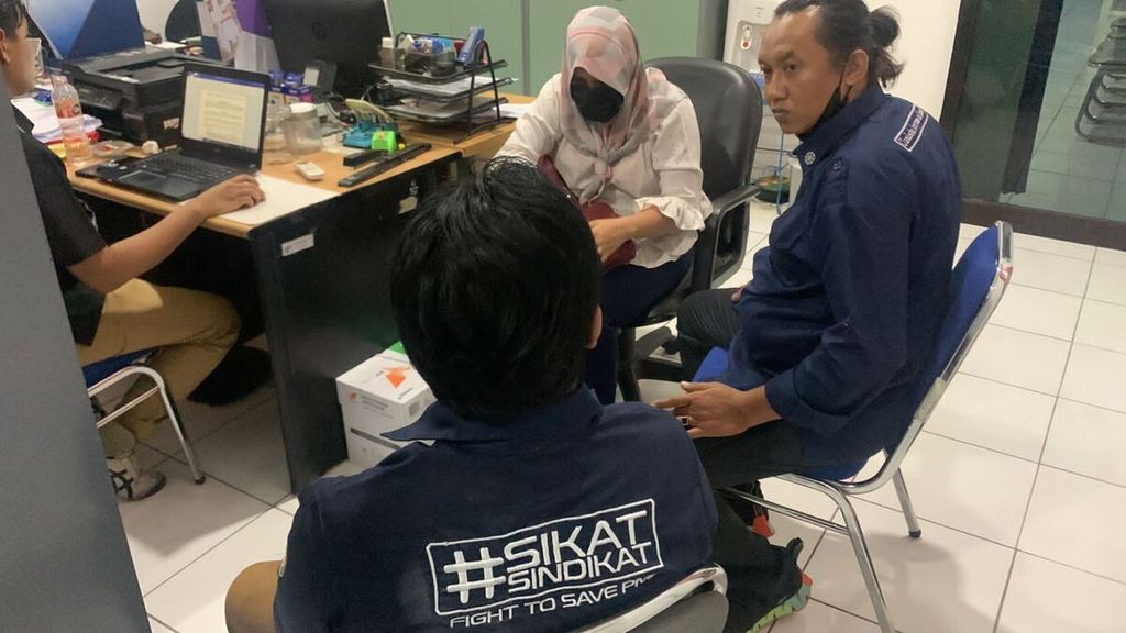 Proses pemeriksaan calon pekerja migran Indonesia (CPMI) asal Lombok, NTB, di Surabaya, Jawa Timur (13/7/2022). Ada 11 perempuan yang rencananya akan ditempatkan secara nonprosedural di Arab Saudi.