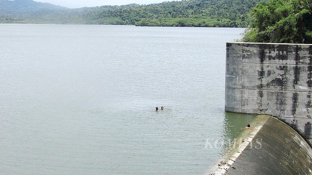Air Bendungan Tilong, di Desa Oenasi, Kecamatan Kupang Tengah, Kabupaten Kupang, Nusa Tenggara Timur, sempat mencapai ketinggian maksimal 100 meter. Pada Minggu (18/3), elevasi muka air terlihat normal, dan sejumlah anak-anak berenang di tepian bendung. 