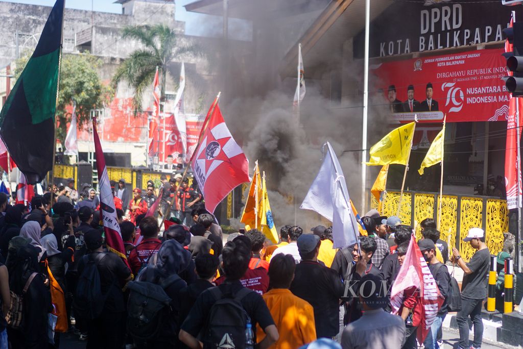 Mahasiswa berunjuk rasa dengan berorasi dan membakar ban di depan kantor DPRD Kota Balikpapan, Kalimantan Timur (23/8/2024). Mereka menuntut agar pemerintah dan DPR menjalankan putusan MK soal pilkada.