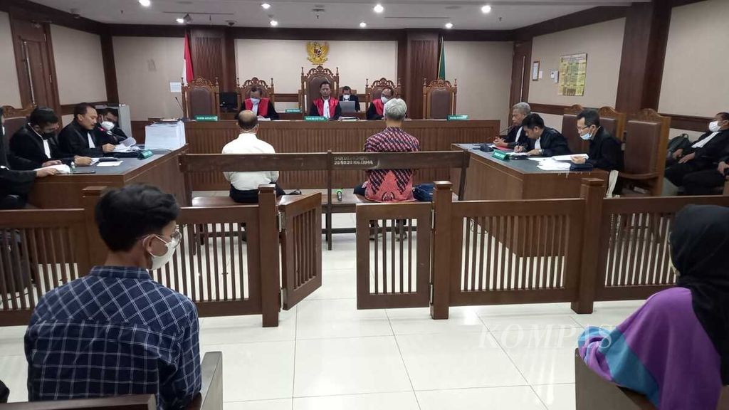 Dua terdakwa dalam kasus korupsi pengadaan KTP elektronik, bekas Ketua Tim Teknis Teknologi Informasi Penerapan KTP Elektronik dari Badan Pengkajian dan Penerapan Teknologi (BPPT) Husni Fahmi dan bekas Direktur Utama Perum Percetakan Negara Republik Indonesia (PNRI) Isnu Edhy Wijaya mengikuti sidang tuntutan Pengadilan Tindak Pidana Korupsi Jakarta, Senin (17/10/2022). Mereka dituntut pidana penjara selama lima tahun dan denda Rp 300 juta subsider pidana kurungan pengganti selama enam bulan.