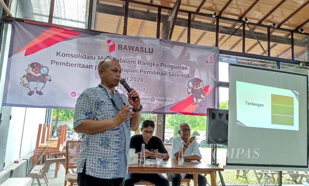 General Manager News Gathering iNews Media Group Armydian Kurniawan (kiri) memberikan materi mengawali diskusi bertajuk Konsolidasi Media Dalam Rangka Penguatan Pemberitaan pada Tahapan Pemilihan Serentak Tahun 2024 di Kota Denpasar, Bali, Sabtu (23/3/2024).