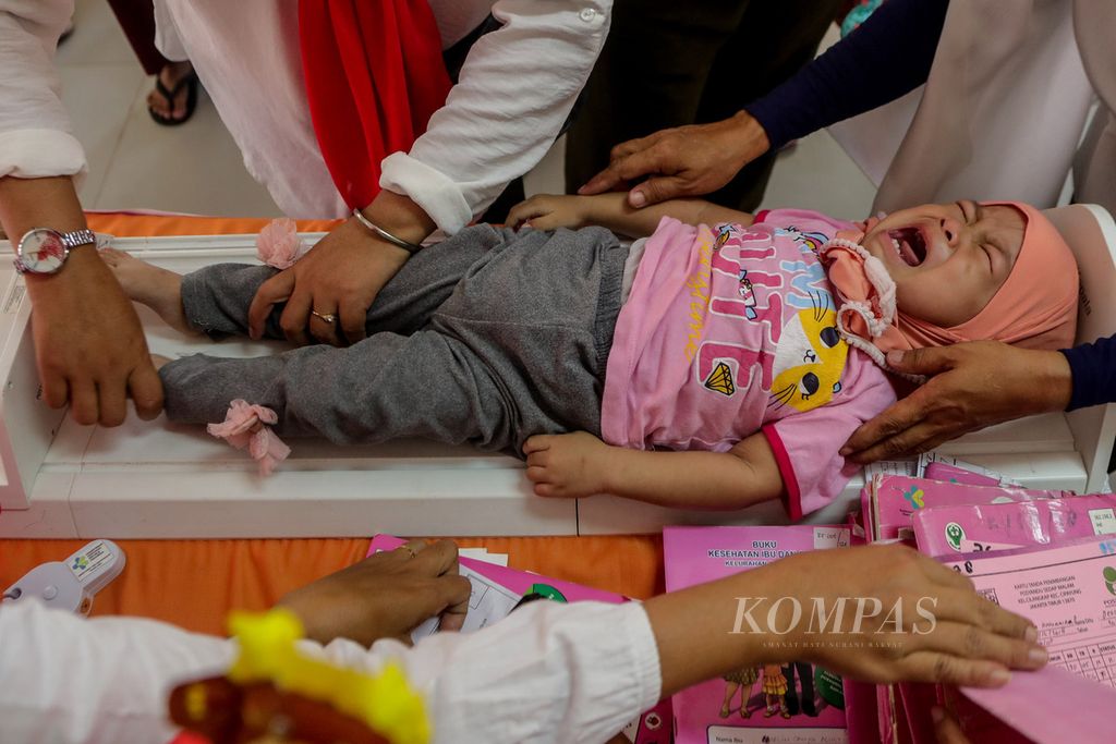 Anak menangis saat diukur tinggi badannya di Ruang Publik Terpadu Ramah Anak Garuda, Jakarta, Selasa (15/8/2023). Kementerian Kesehatan menggelar program imunisasi vaksin Rotavirus gratis. Program ini untuk memperingati HUT Ke-78 Kemerdekaan Republik Indonesia. 