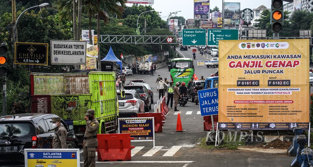 Suasana pos penyekatan ganjil genap di Gadog, Kabupaten Bogor, Jawa Barat, Sabtu (11/9/2021). 