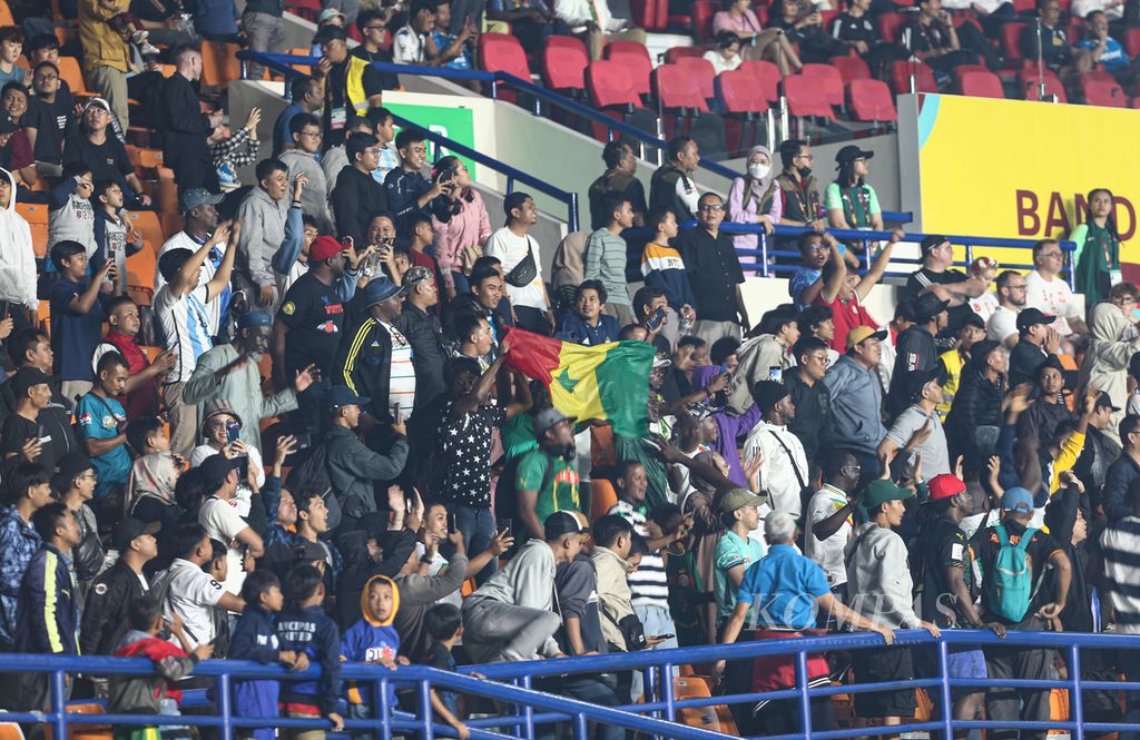 Pendukung tim Senegal memberi dukungan kepada tim kesayangannya dalam laga penyisihan Grup D Piala Dunia U-17 2023 di Stadion Si Jalak Harupat, Kabupaten Bandung, Jawa Barat, Sabtu (11/11/2023). 