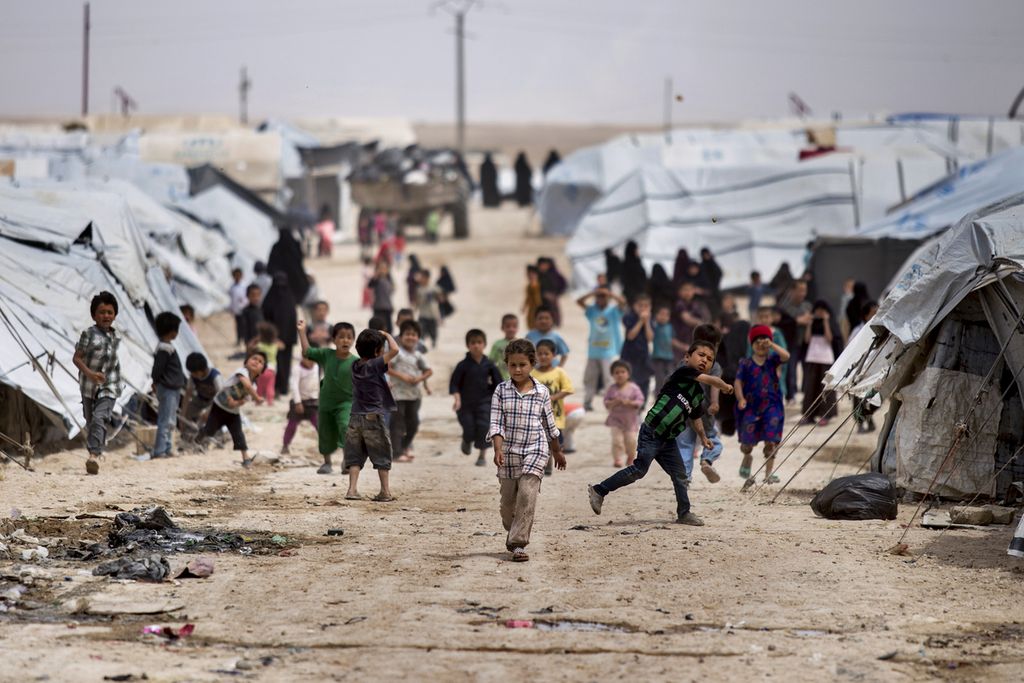 Anak-anak berkumpul di luar tenda-tenda mereka di kamp pengungsi al-Hol, yang menjadi tempat tinggal keluarga para anggota kelompok Negara Islam di Irak dan Suriah (NIIS) di Provinsi Hasakah, Suriah timur laut, 1 Mei 2021. 