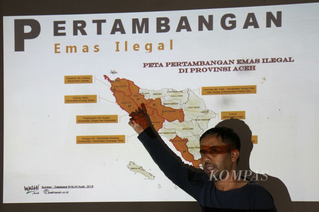 Direktur Wahana Lingkungan Hidup Indonesia Aceh Muhammad Nur memaparkan peta tambang emas ilegal di Aceh, Kamis (2/1/2020), di Banda Aceh.