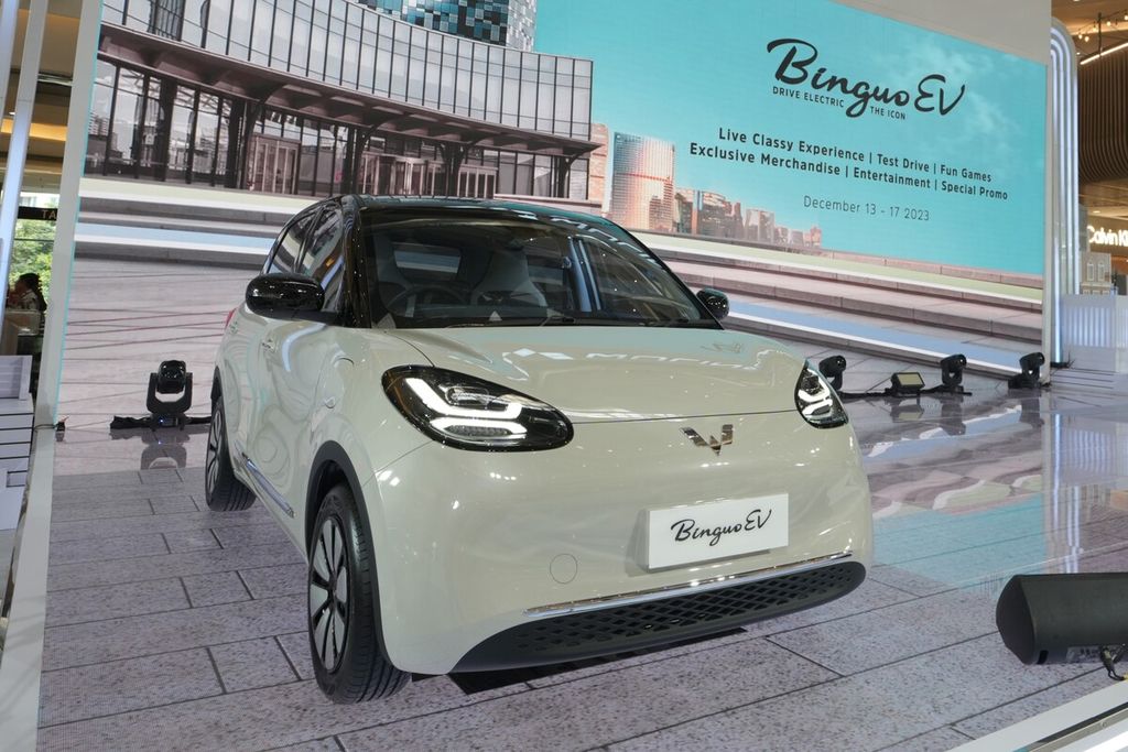 The pure electric-powered Wuling Binguo EV car was officially launched at Mal Kota Kasablanka in South Jakarta on Friday (15/12/2023). This car comes in two variants based on its range, namely the Premium Range with a distance of up to 410 kilometers and a price of Rp 408 million, and the Long Range which has a distance of 333 kilometers and a price of Rp 358 million.