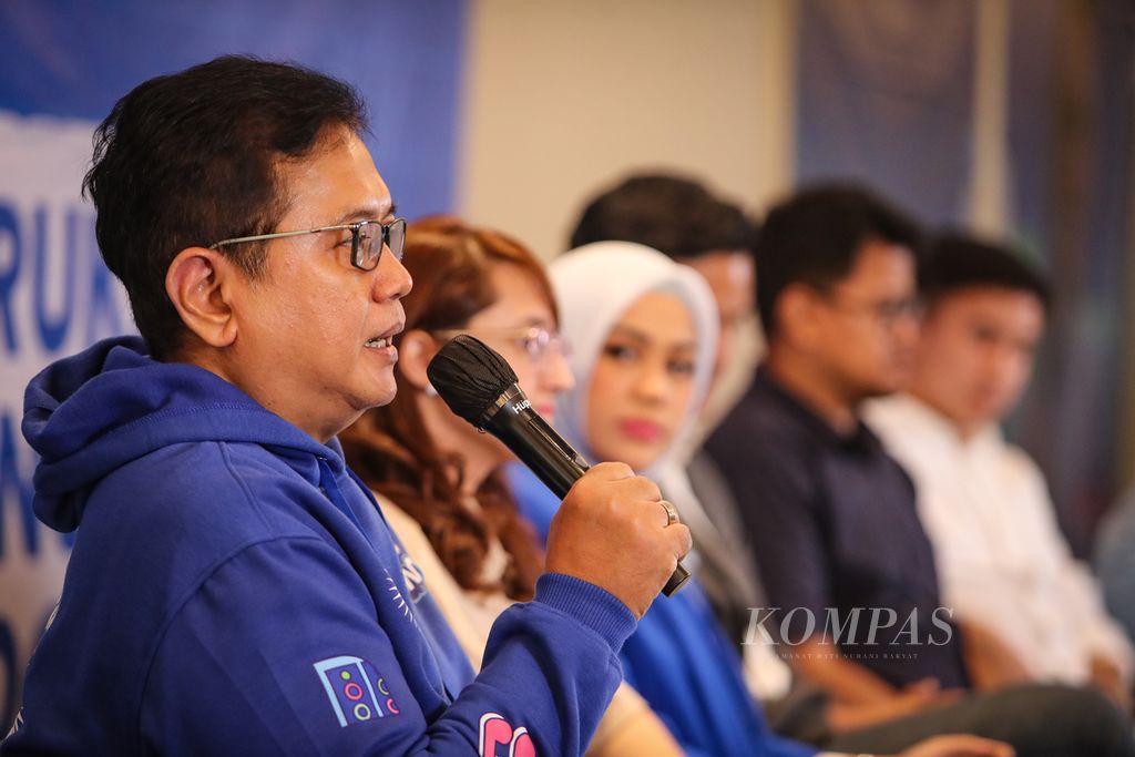 Wakil Ketua Umum Partai Amanat Nasional (PAN) Viva Yoga Mauladi (kiri) menyampaikan keterangan pers di Kantor DPP PAN, Jakarta, Selasa (12/9/2023).
