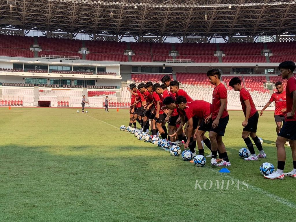 Para pemain tim sepak bola Indonesia U-17 berbaris untuk menendang bola saat menjalani pemusatan latihan di Stadion Gelora Bung Karno, Jakarta, Senin (30/10/2023) pagi. Jelang Piala Dunia U-17, tim Indonesia berusaha cepat dalam aklimatisasi sepulang dari menjalani pemusatan latihan di Jerman.