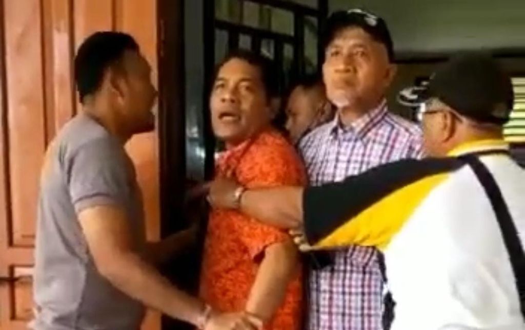Tangkapan layar video sekelompok orang memegangi Kepala SMA Yayasan Dr H Abdullah Ahmad PGAI Padang Yunarlis (kedua dari kiri) di depan pintu kantornya di Padang, Sumbar, Kamis (4/11/2022). Pada saat itu Yunarlis dianiaya dan mengalami luka-luka.