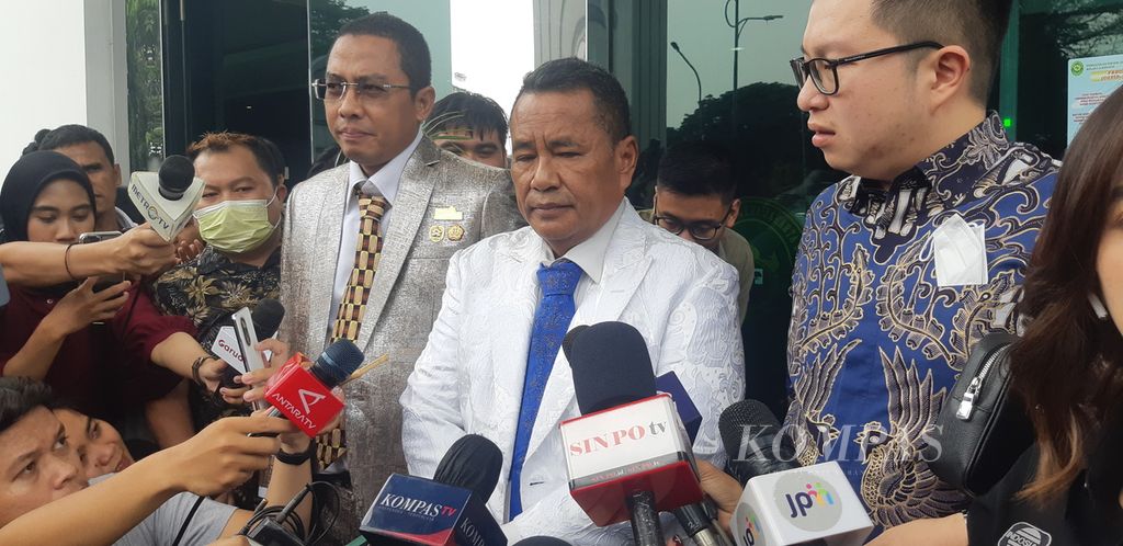 Hotman Paris Hutapea (tengah), ketua tim kuasa hukum terdakwa Irjen Teddy Minahasa, berbicara kepada wartawan seusai sidang putusan hakim di muka Kantor Pengadilan Negeri Jakarta Barat, Selasa (9/5/2023).