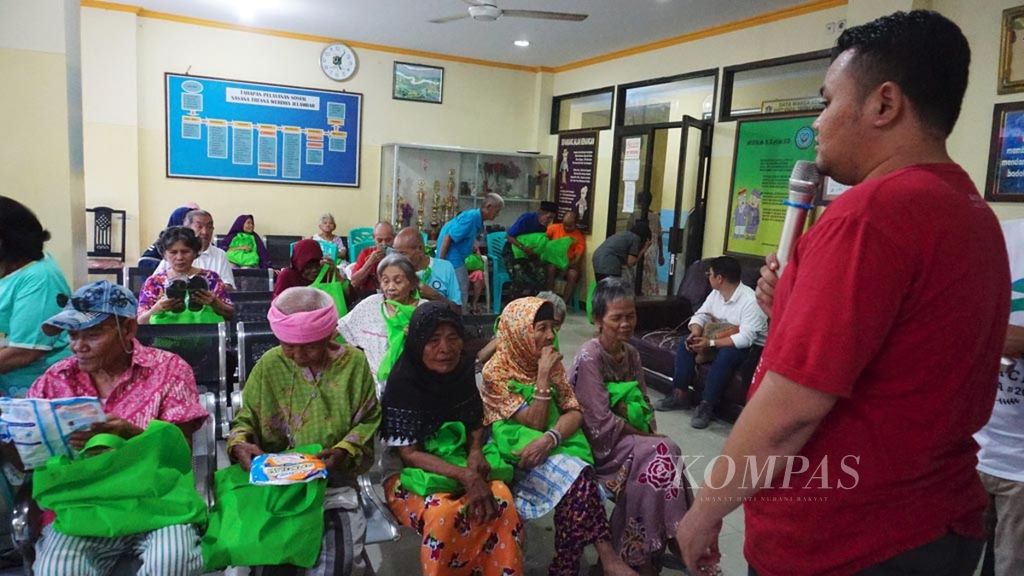 Backpacker Jakarta mengunjungi warga lansia di panti jompo Dinas Sosial Jakarta Barat, Minggu (12/5/2019).