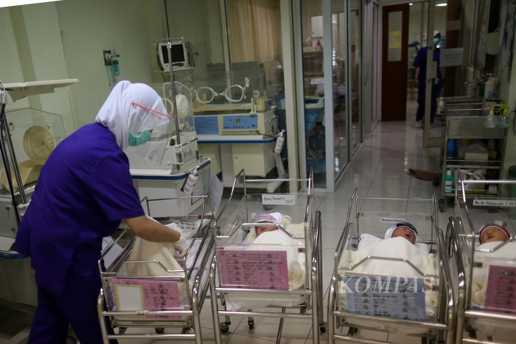 Perawat mengontrol bayi yang baru lahir di ruang bayi Rumah Sakit Ibu dan Anak Tambak, Jakarta, Senin (20/4/2020). 
