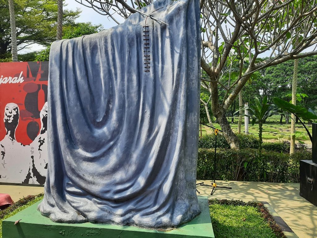 Monumen tragedi 1998 di Tempat Pemakaman Umum Pondok Ranggon, Jakarta, Sabtu (13/5/2023). Bangunan ini berbentuk tangan tertutup kain dengan jarum serta bekas jahitan, lengkap dengan benang yang menjuntai.