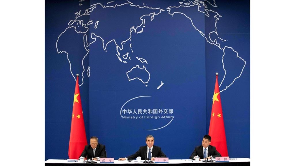 Menteri Luar Negeri China Wang Yi (tengah) berbicara dalam konferensi pers terkait dengan Konferensi Tingkat Tinggi Prakarsa Sabuk dan Jalan di Kementerian Luar Negeri China, Beijing, Jumat (19/4/2019).